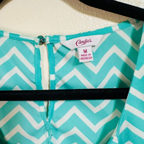 Candie's Y2K Blue Chevron Sleeveless Blouse Size M Back Button/Loop Pleat Front - Picture 2 of 3